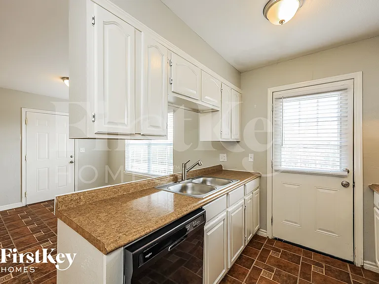 1802 Wilsons Creek St — Photo 6