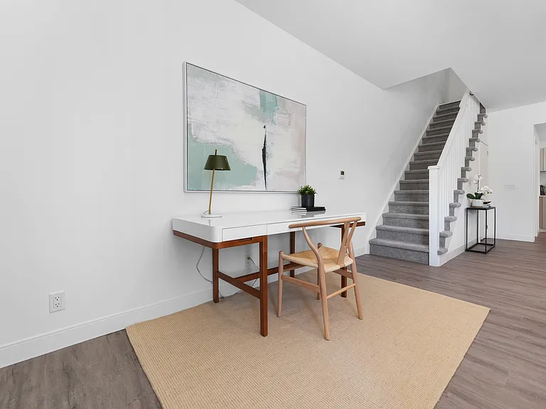 100 Manett Cres — Photo 31