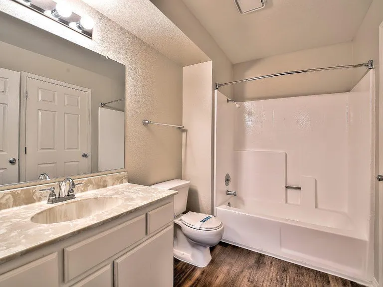Cross Creek Apartments — Photo 5