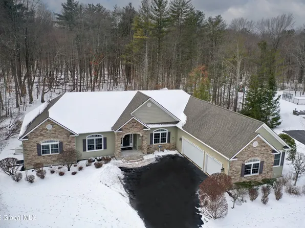8 Tipperary Way, Ballston Lake, NY 12019