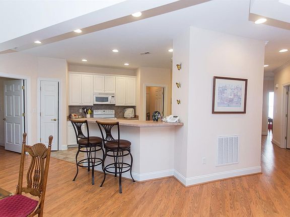 2nd image of 1086 Doulton Cir
