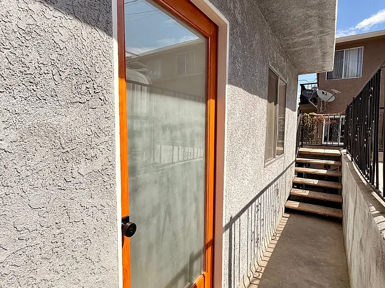 1027 Coronado Terrace — Photo 3