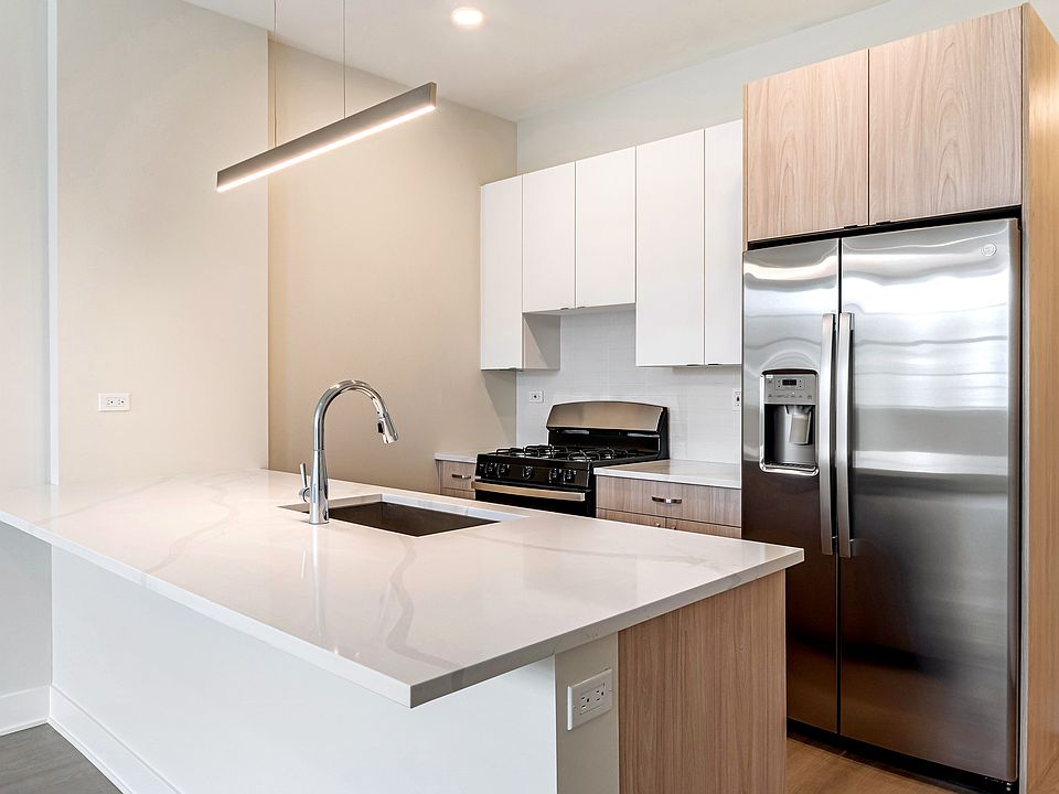 1st image of 3924 N Lincoln Ave #209