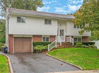 10 Alice Ln, Commack, NY 11725