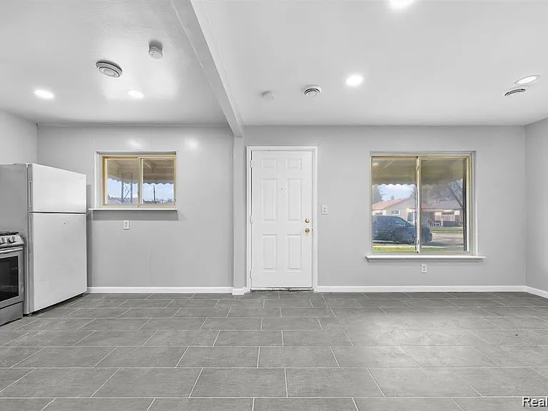 2552 Emogene St — Photo 22