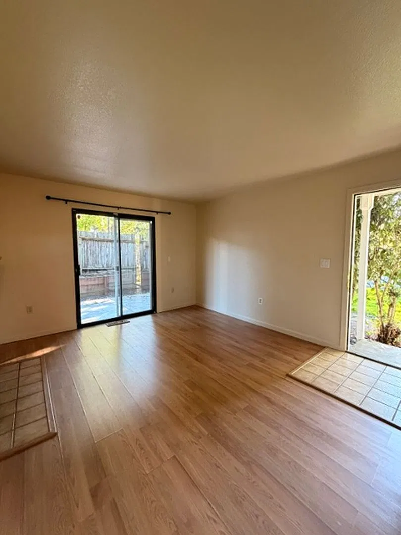 3 bedroom 2 bath Mountain Shadow Square — Photo 3