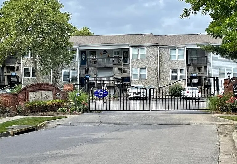 2414 Lake Park Rd — Photo 1