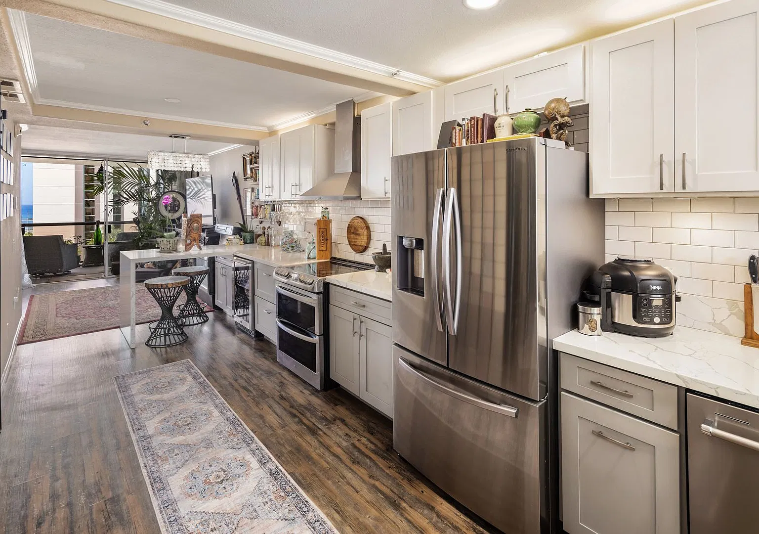 Live the ultimate Honolulu dream in this modern furnished, Hawaiian-style tiki condo! — Photo 3