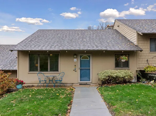 22 Carvers Grn, Chaska, MN 55318