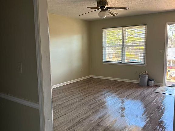 5th image of 382 Lexington Dr