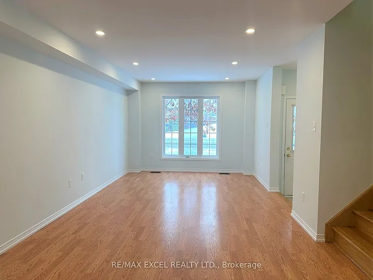 588 Hoover Park Dr — Photo 2