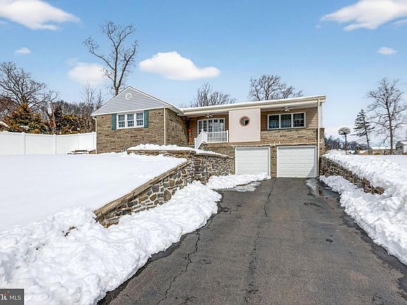 2nd image of 3206 Manor Rd