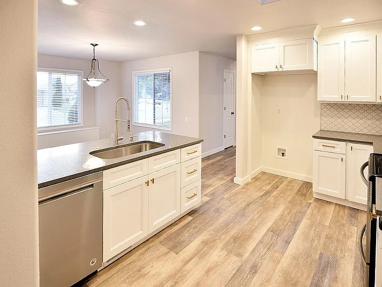 2340 N Warwick Ave — Photo 10
