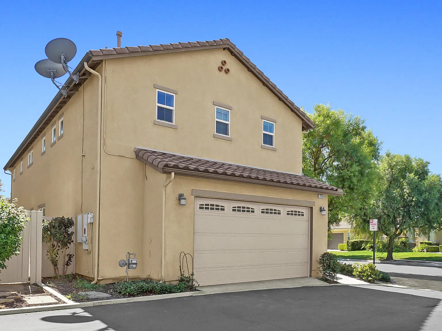 5 bed, 2325 sqft, $4,000 — Photo 4