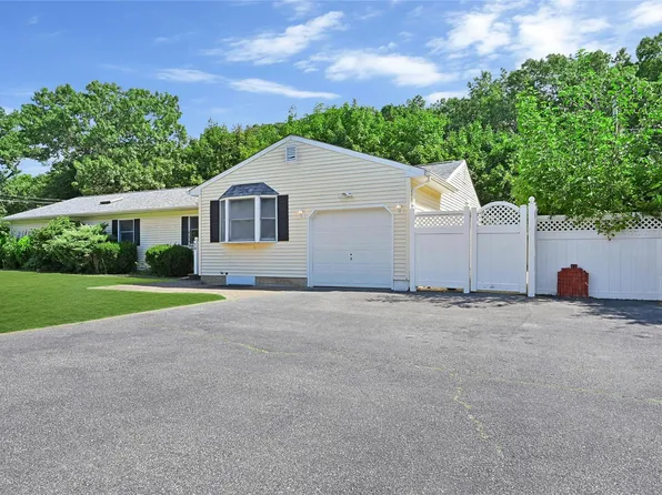 75 Bellwood Avenue, South Setauket, NY 11720