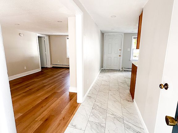 Entry looking to kitchen