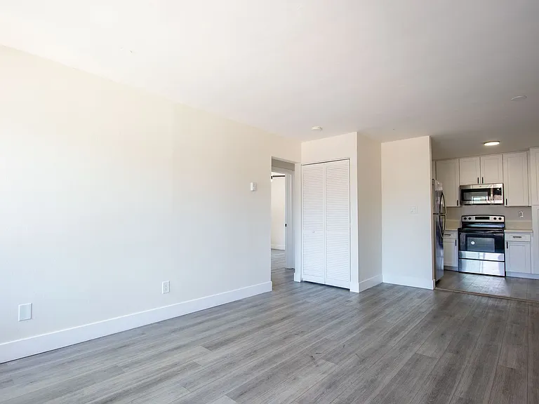 1642 C Avenue — Photo 2