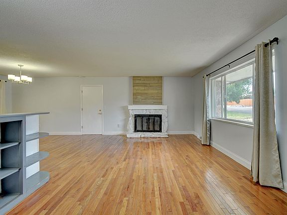 5th image of 808 Jamaica Dr