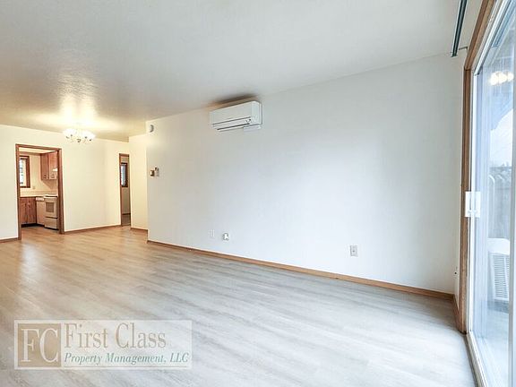 5th image of 18001 NE Pacific St APT 108