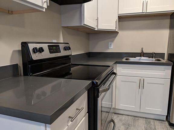 Granite Countertops & Shaker Cabinets