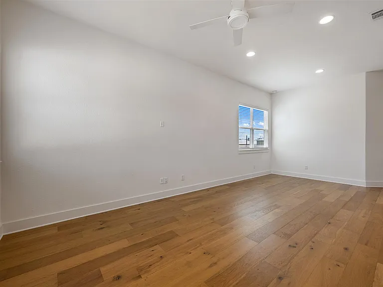 308 E 19th 1/2 St #308 — Photo 5