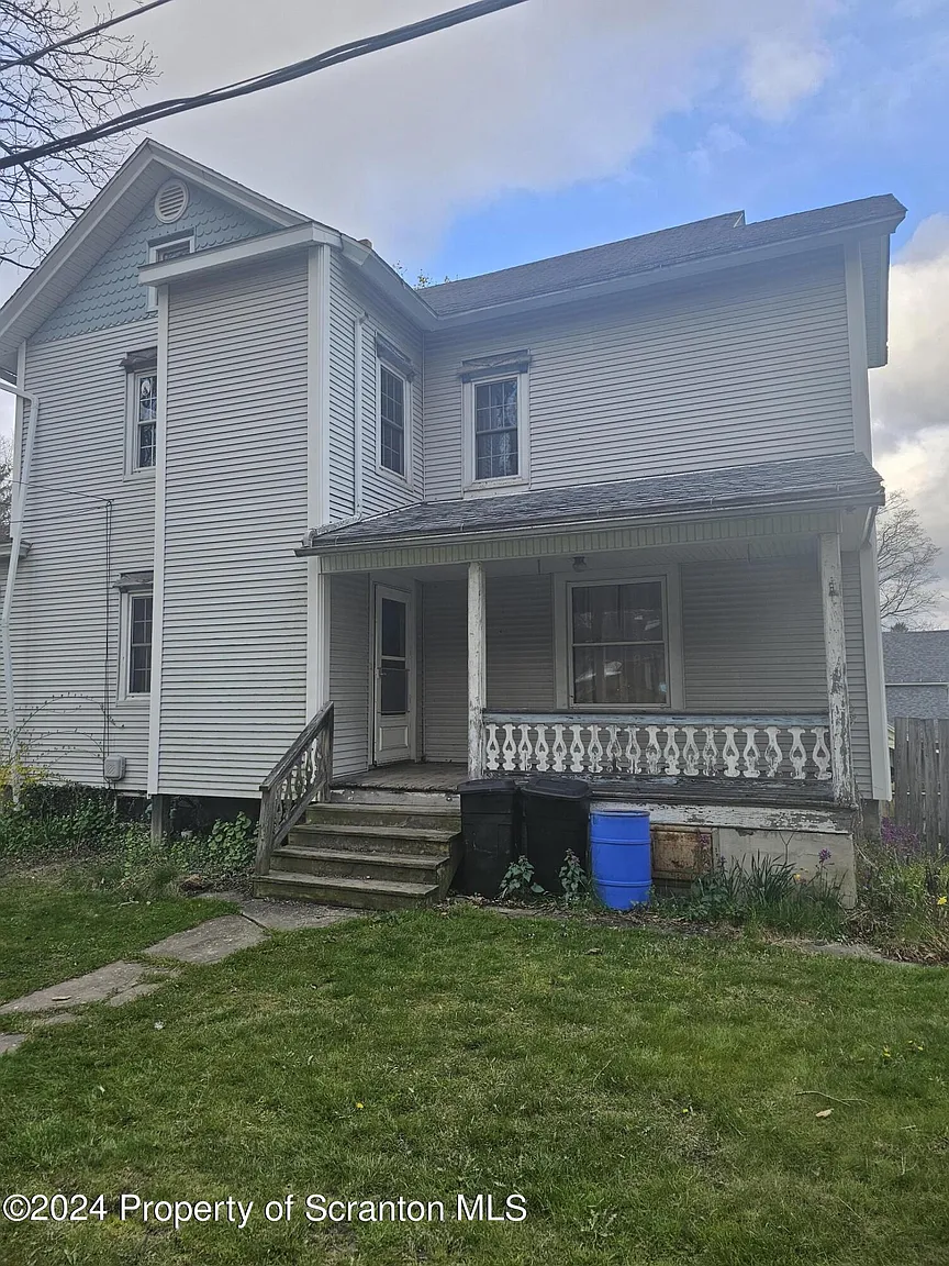 105 Thompson St photo 1