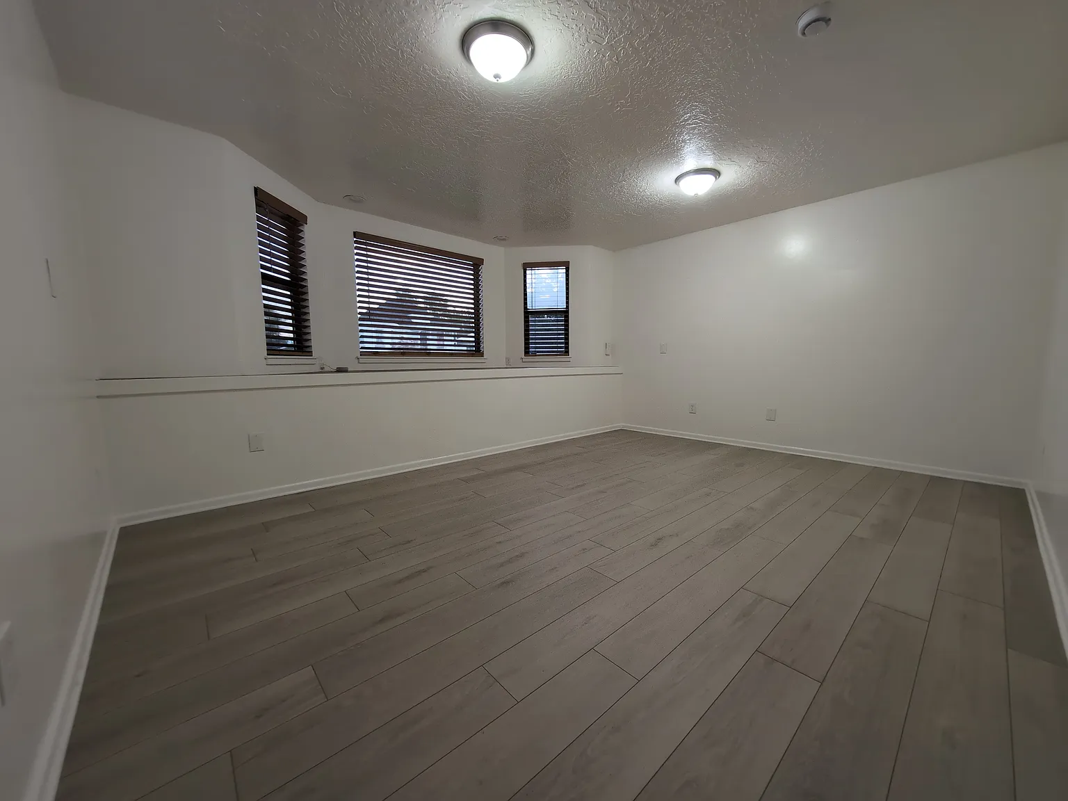 3 bed, 1.5 bath, 1430 sqft, $2,200 — Photo 2