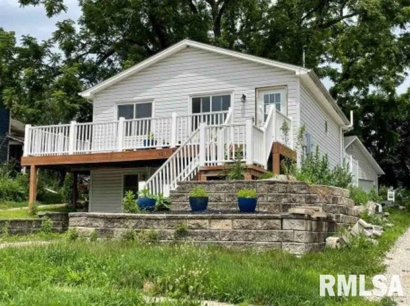 813 W 2nd St, Cedar Falls, IA 50613