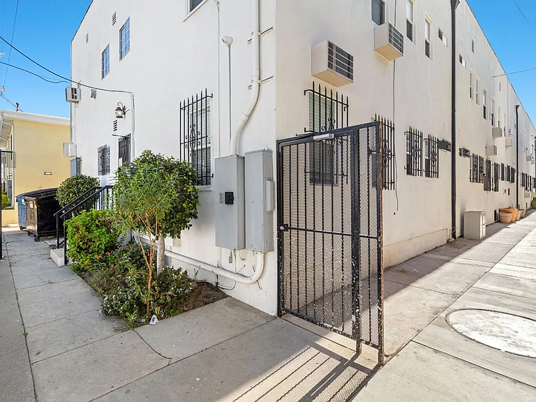 643 W 30th Street — Photo 8