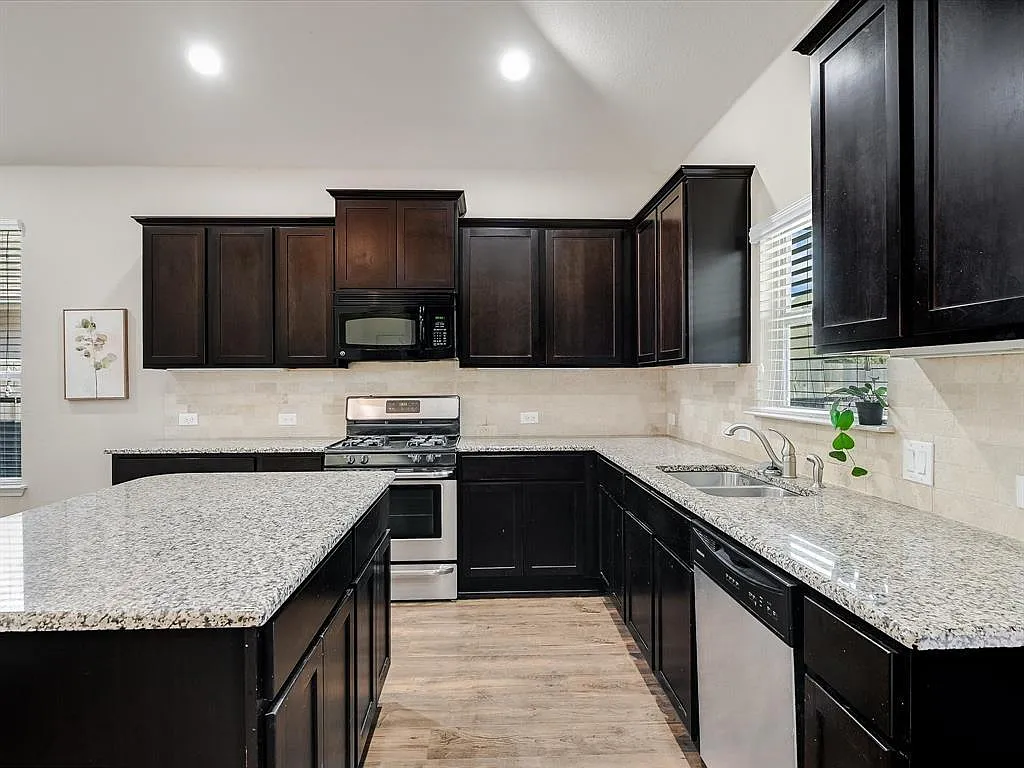 4 bed, 3.0 bath, 2749 sqft, $2,600 — Photo 4