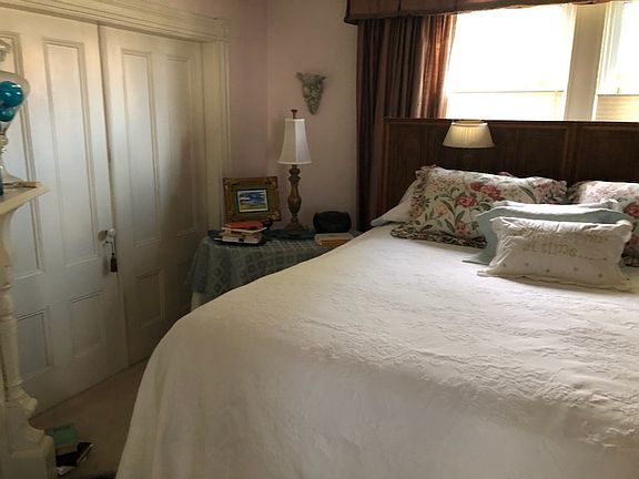 Lots of windows, double doors to front hallway. The previous tenant used the living room as her bedroom