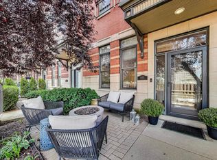 1009 N Riverwalk St, Chicago, IL 60610