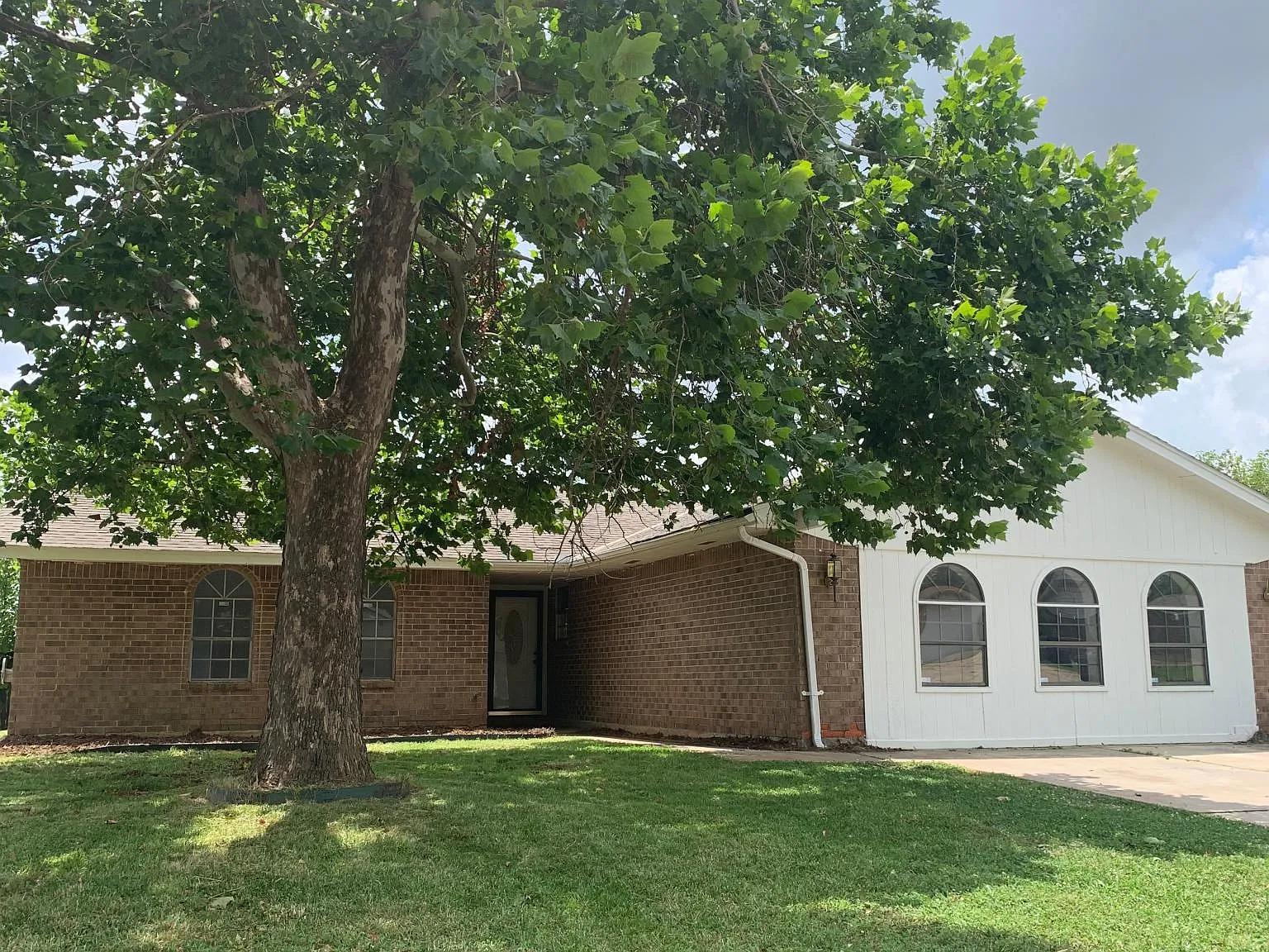 4 bed, 2050 sqft, $1,349 — Photo 2