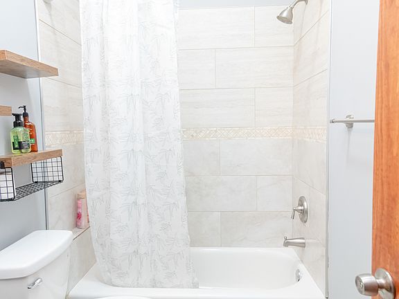 5th image of 408 E Henry St #408