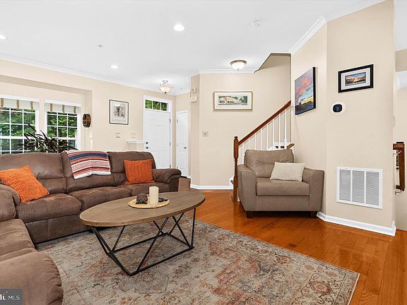 5th image of 300 Dixon St Unit 402