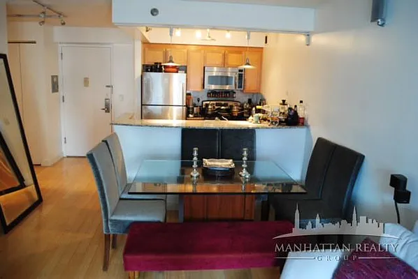 Rented by Manhattan Realty Group | media 33