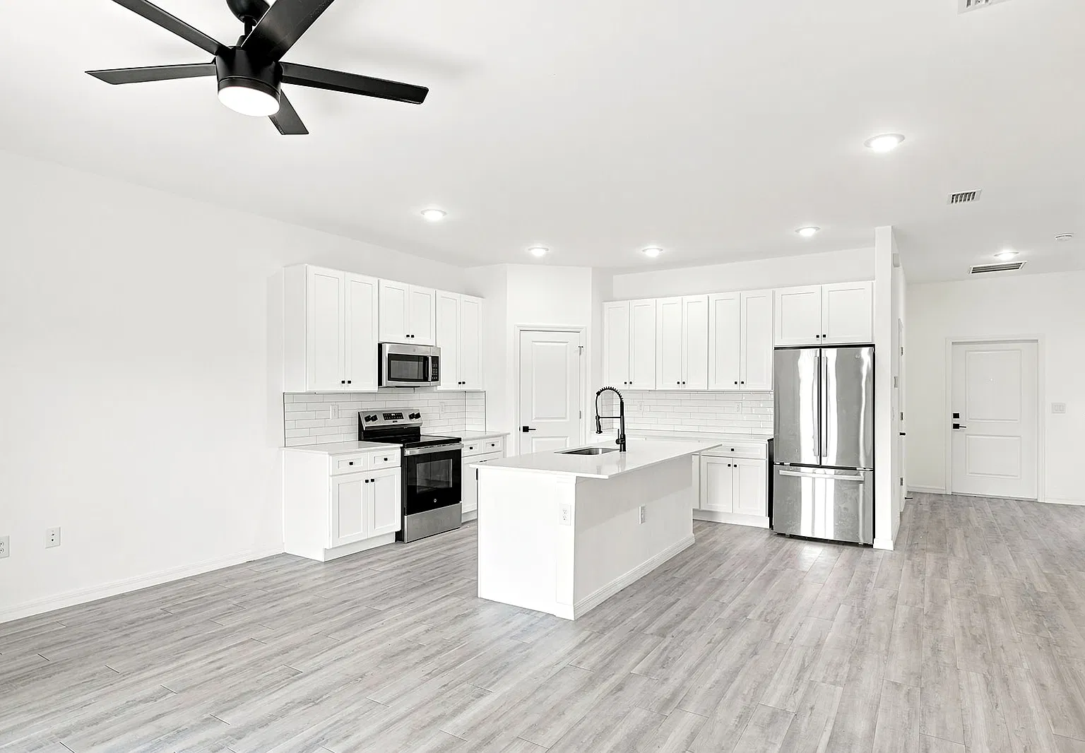 3 bed, 1250 sqft, $1,900 — Photo 4