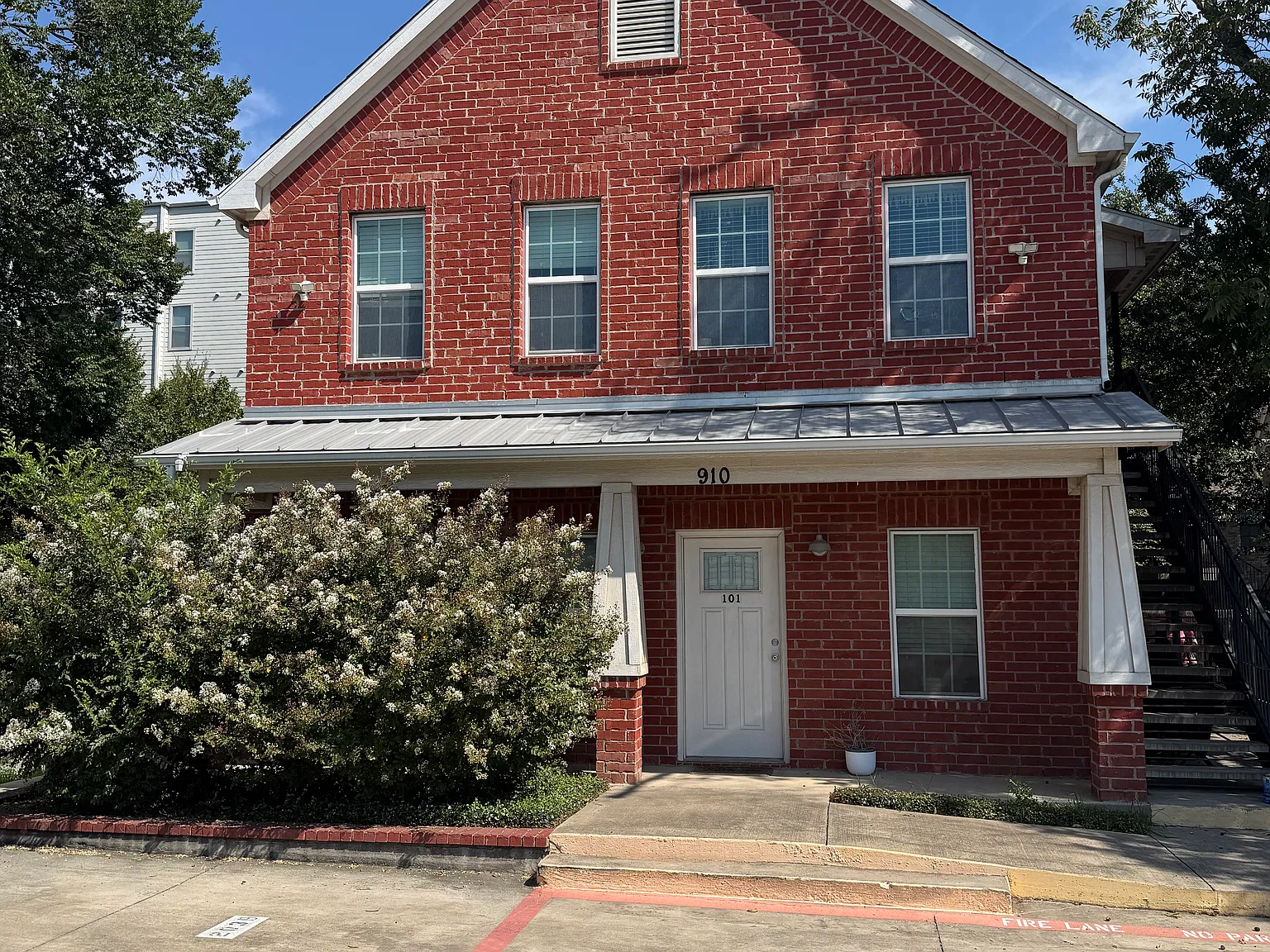 2 bed, 925 sqft, $1,425 — Photo 1