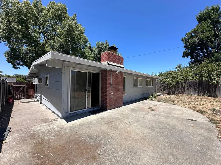621 Hardy Dr — Photo 17