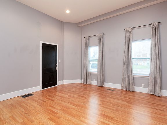 4th image of 5529 Southwest Ave #1F