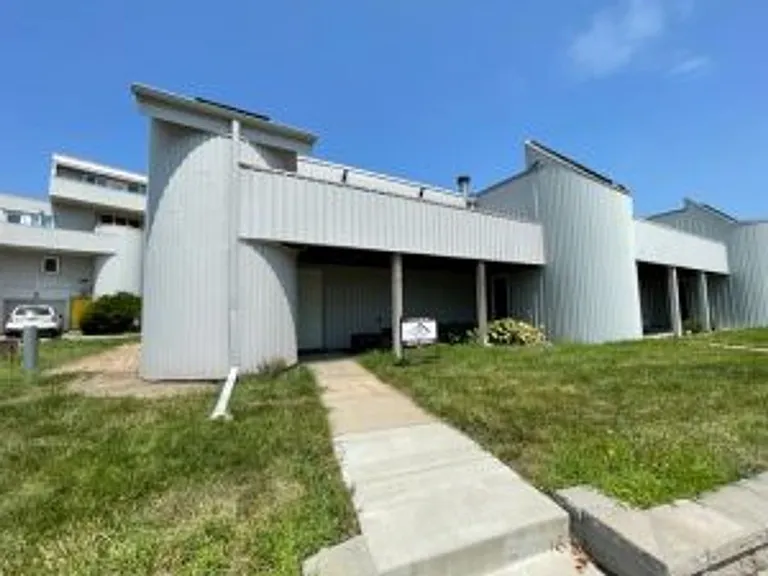 661 W Lakeshore Dr — Photo 1