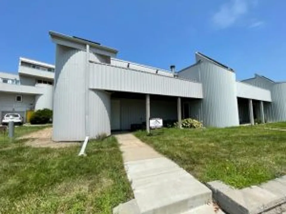 661 W Lakeshore Dr