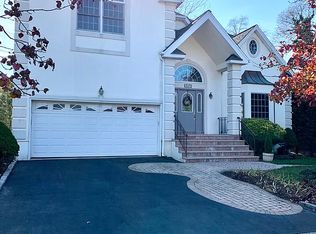 2172 Loines Ave, Merrick, NY 11566