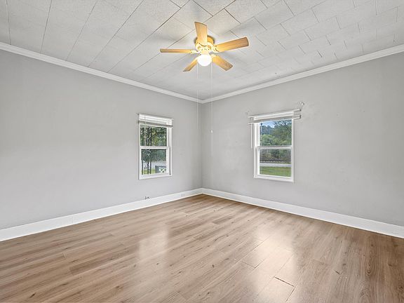 4th image of 160 Oakwood Dr