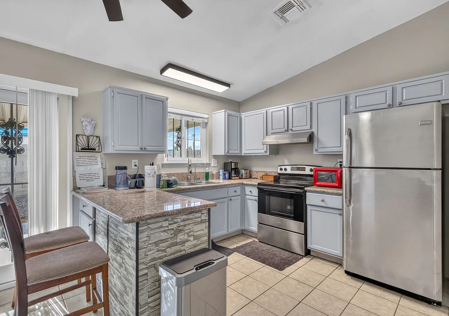 Beautiful Single-Story Home Located In Las Vegas — Photo 1