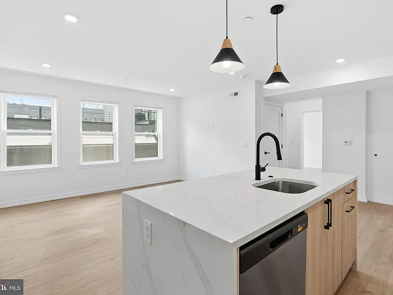 209 New St #5F — Photo 8
