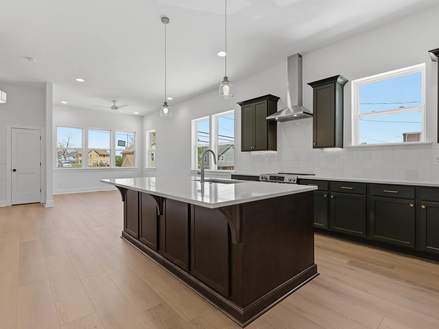 4 bed, 4.5 bath, 2909 sqft, $2,800 — Photo 1