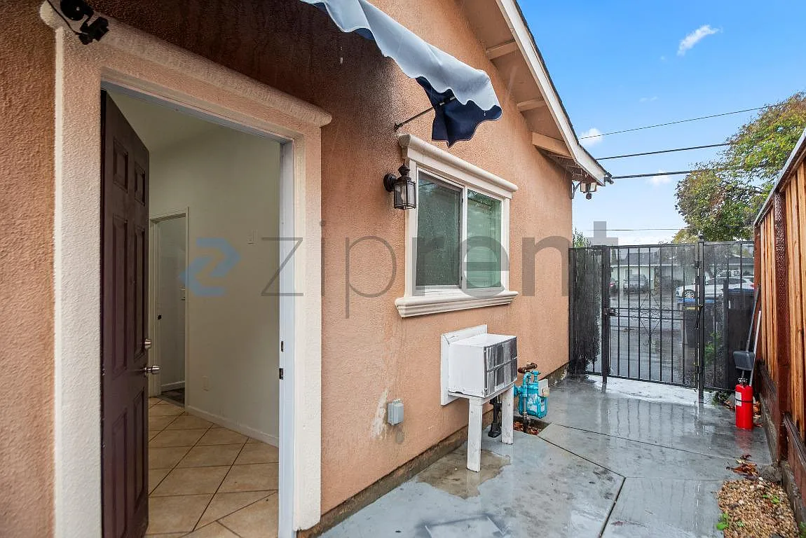 1 bed, 350 sqft, $1,600 — Photo 4