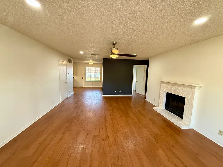 508 Algerita Dr #B — Photo 2