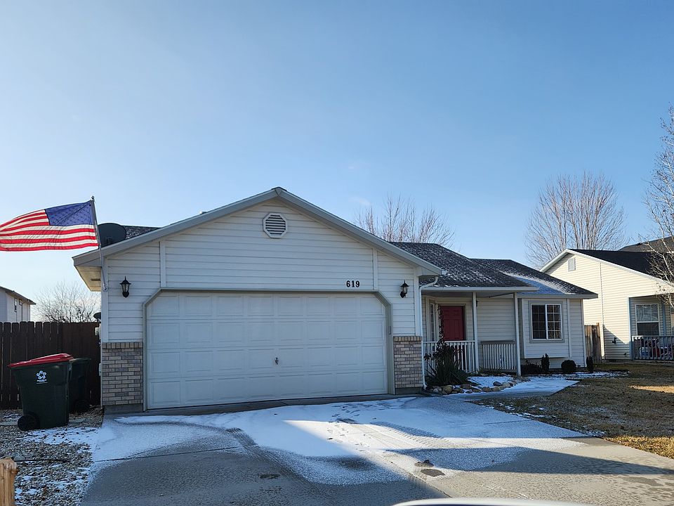 Front of house with spacious front yard and 2 car garage.